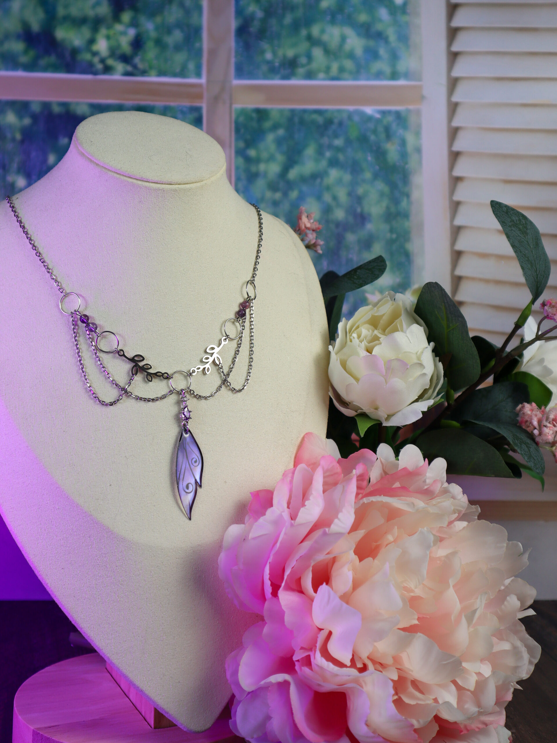 collier féerique travaillé air Vaeloria aile dégradé violet gris améthyste fée Aéris