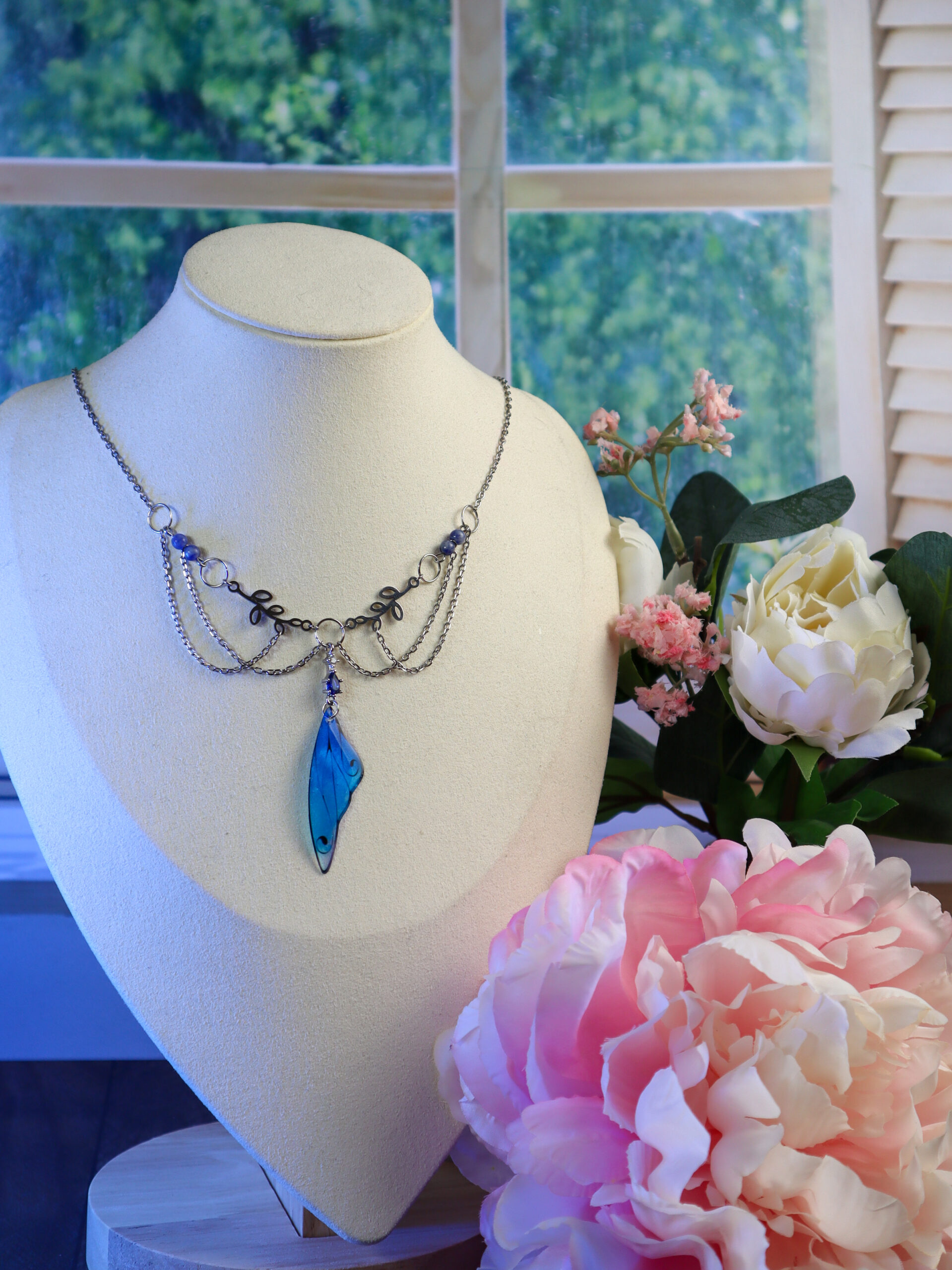 collier féerique travaillé eau Vaeloria aile dégradé bleu blanc sodalite fée Ondine