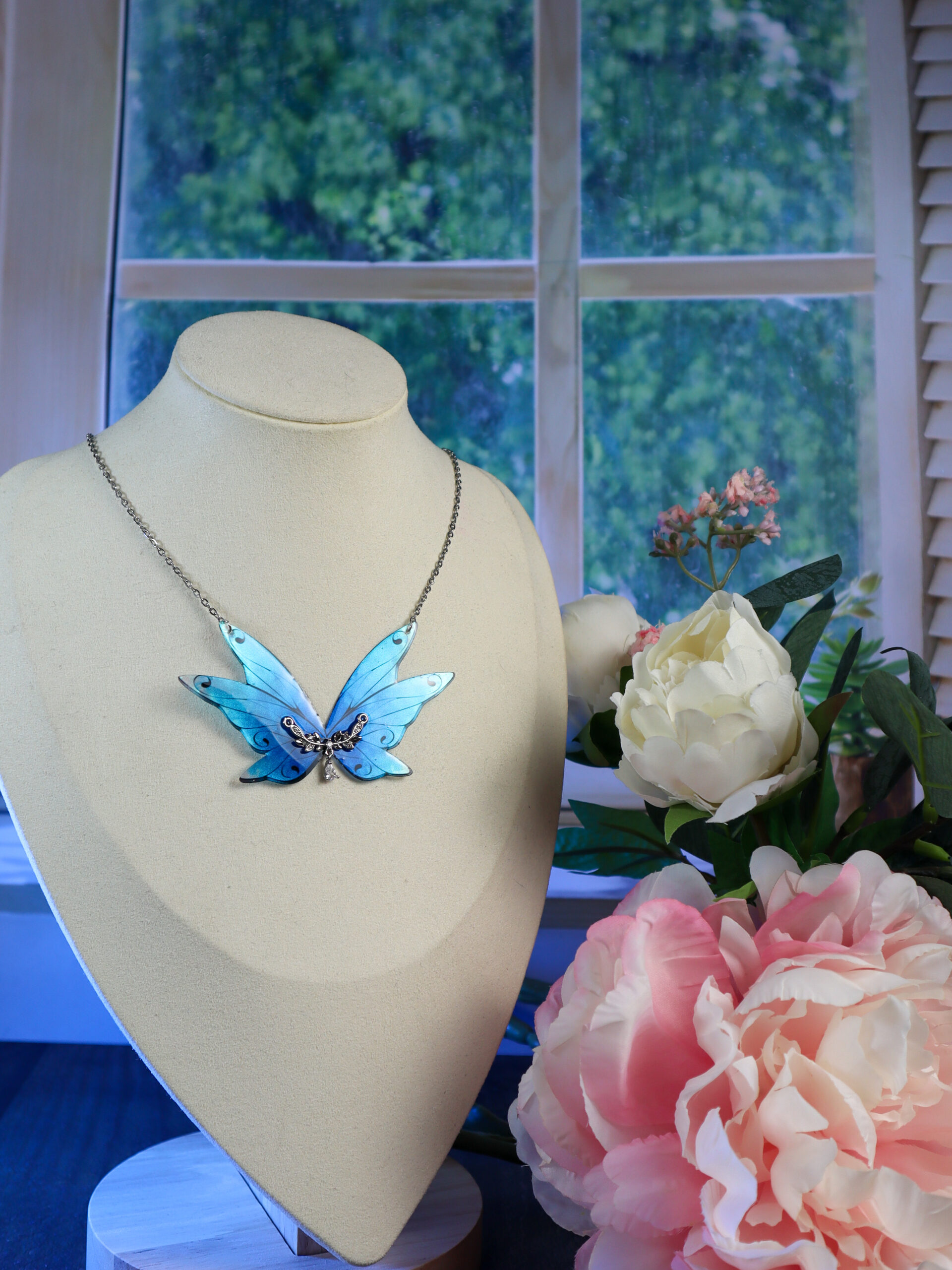 grand collier féerique eau Elyndor 6 ailes dégradé bleu blanc fée Ondine