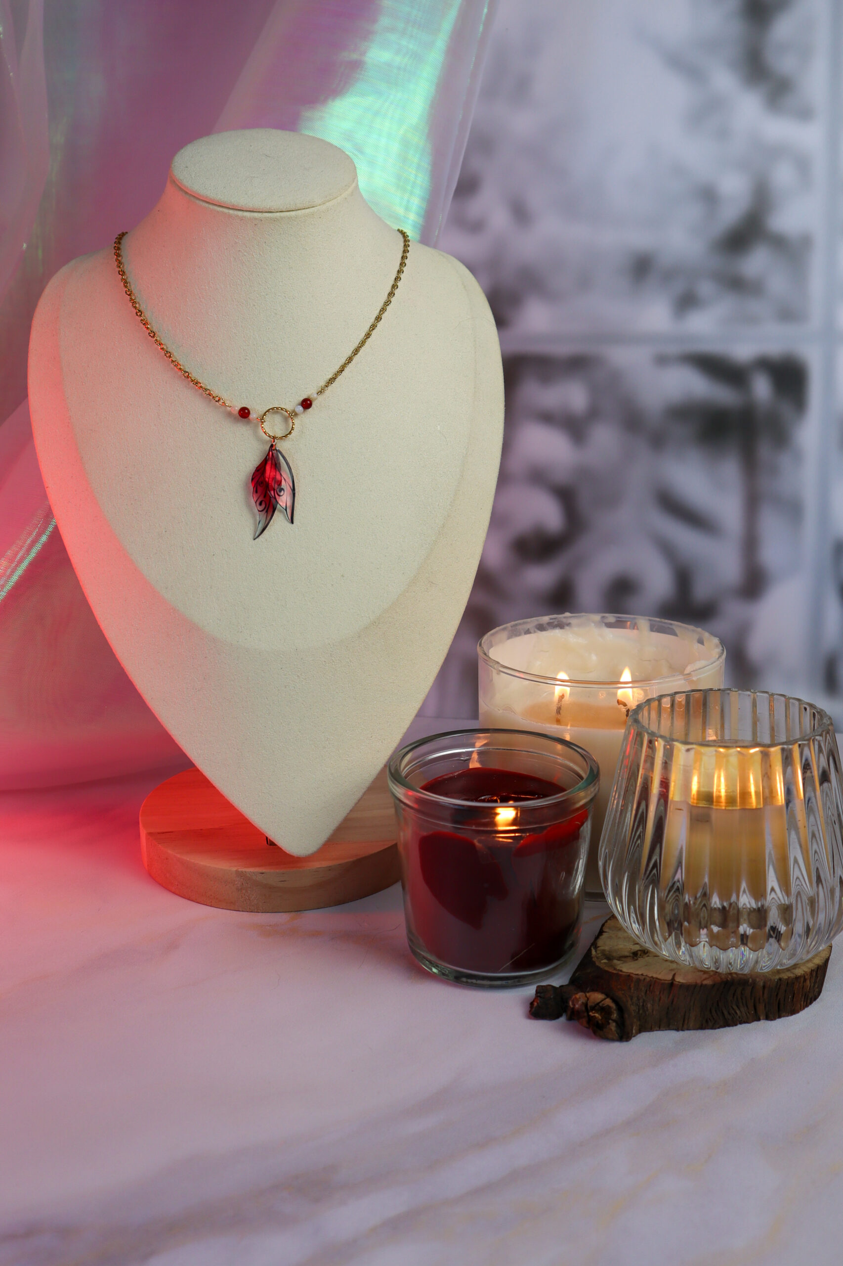 collier rouge fée sur buste ailes de fées avec reflets rouges