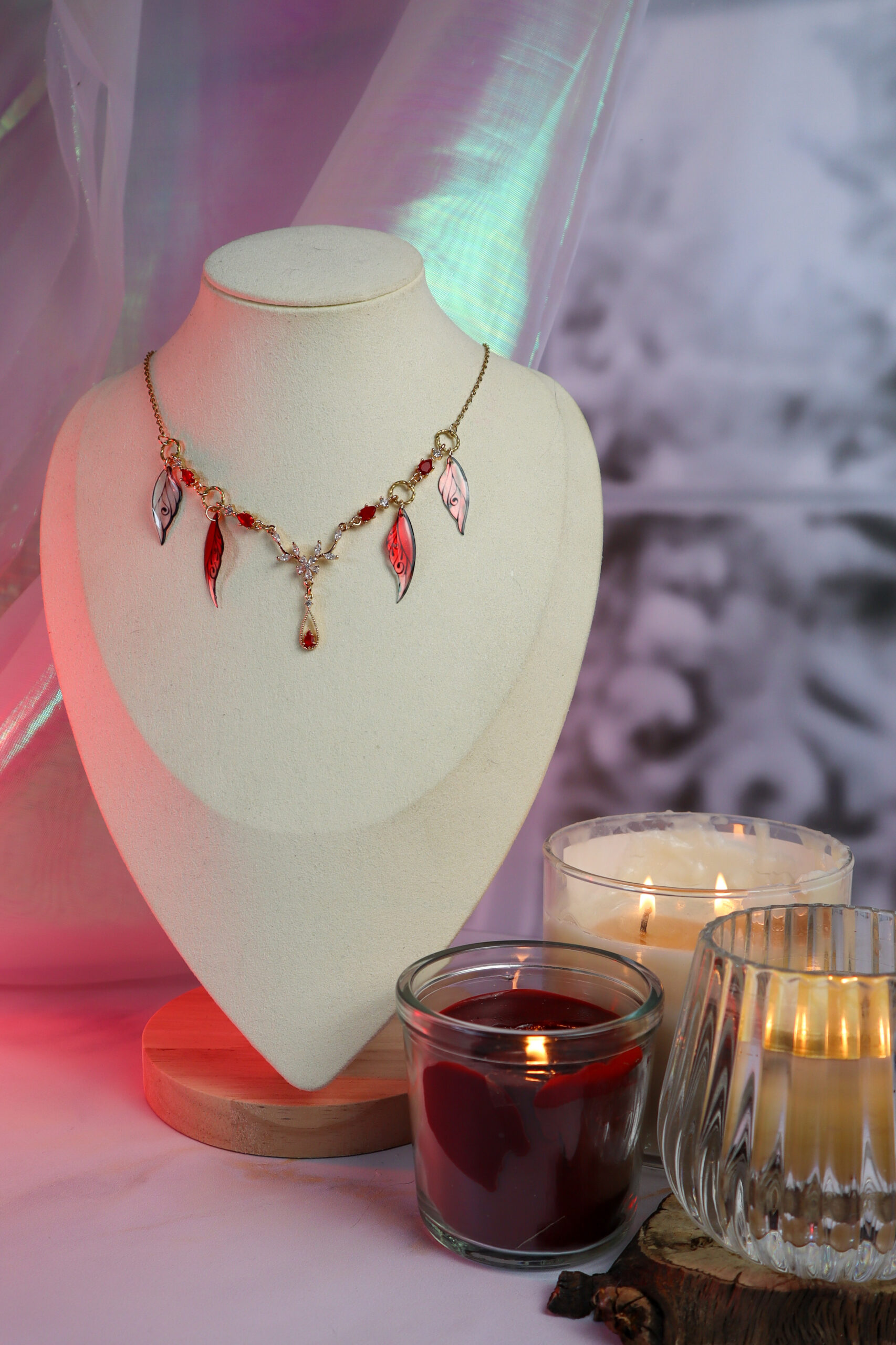 collier ailes de fées envol écarlate sur buste