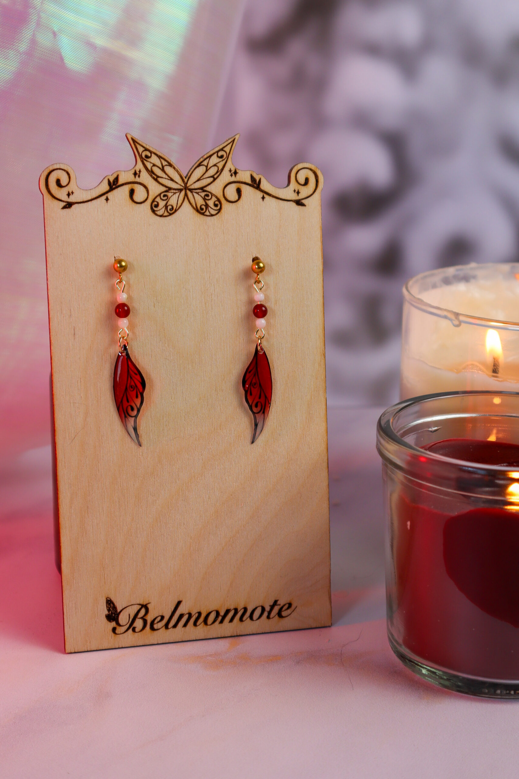 boucles féeriques artisanales perles naturelles et ailes de fées rouges